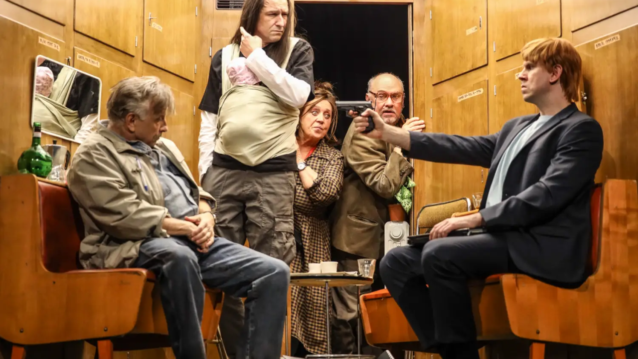 A magyar értelmiség elmúlt 25 évének története filmiparon, műcsempészeten, online oktatáson és emberrabláson keresztül